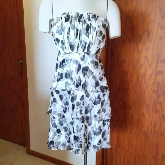 White House Black Market 3-Tiered Flower Dress 2 - Picture 1 of 13